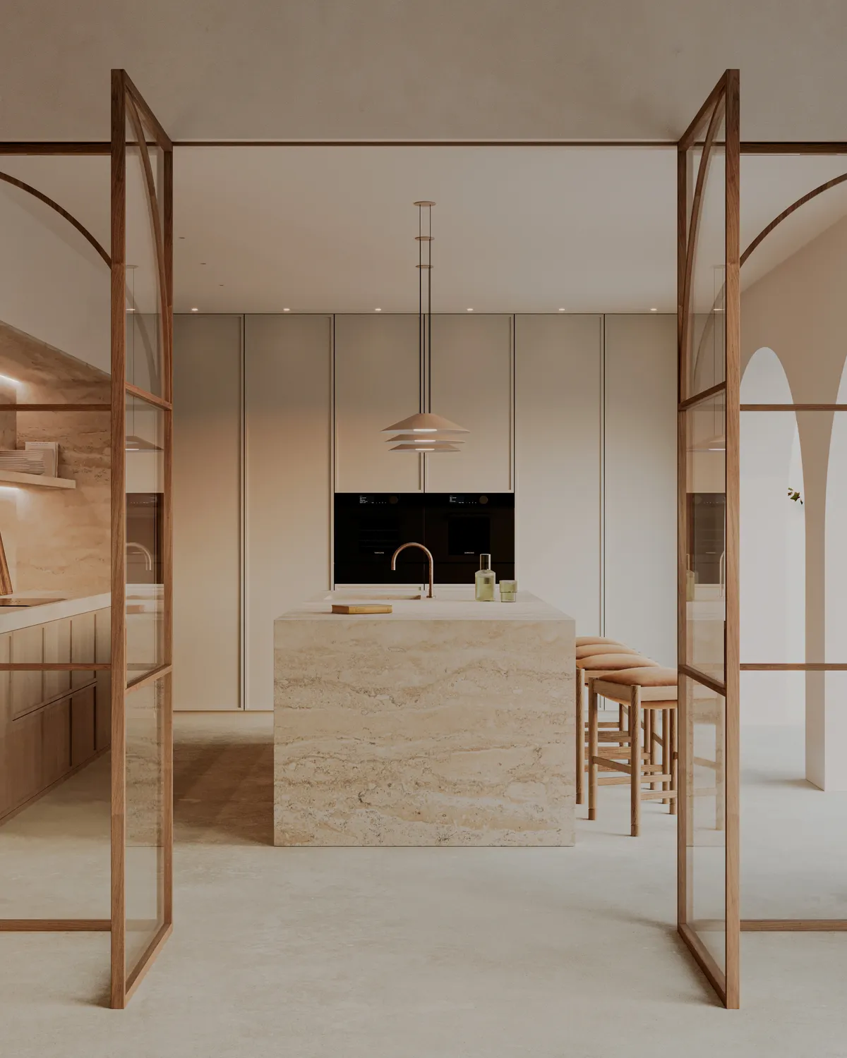 Modelo Arc: hojas batientes de vidrio con perfil fino en madera y arcos, abiertas hacia una cocina.